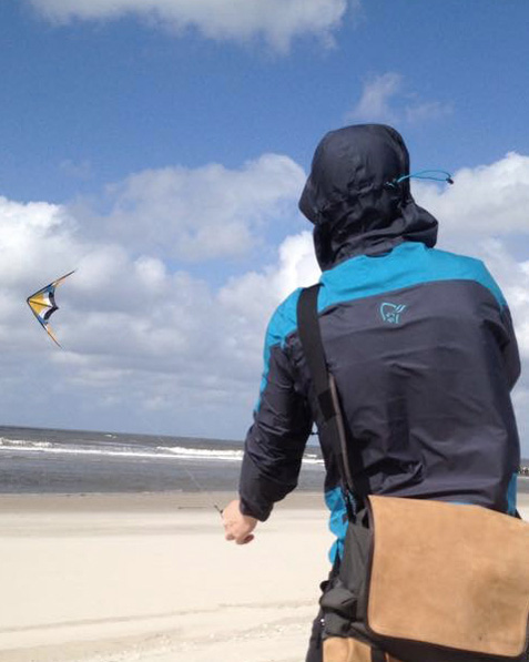 Drachen steigen in Kalifornien am Meer mit der Strandtasche EVENaBAG